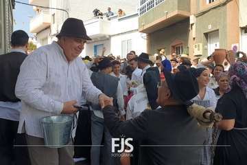 Unas 5.000 personas se remojan en la primera Traída del Agua tras la pandemia/Francisco Javier Santana y TA.